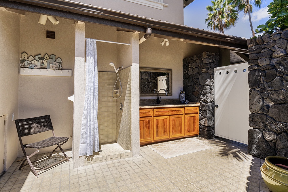 Kailua Kona Vacation Rentals, Ali'i Point #9 - Out door shower and Laundry sink area