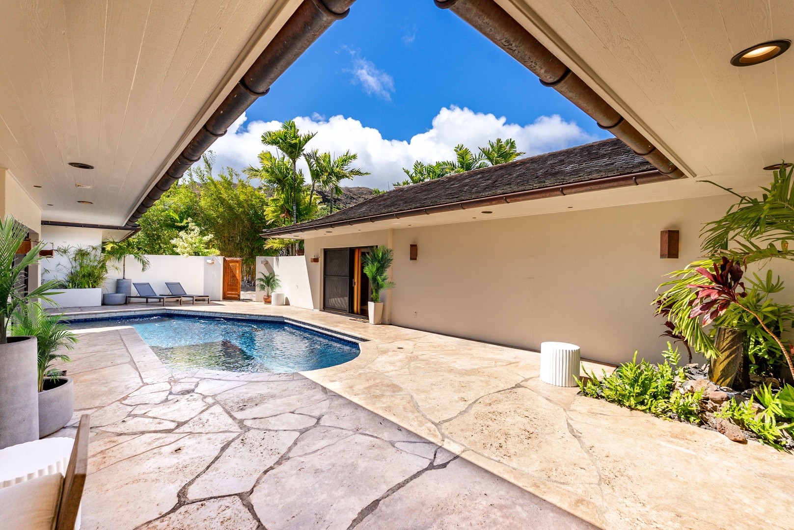 Honolulu Vacation Rentals, The Lagoon House 3BR - Float on looking at the clouds roll by.