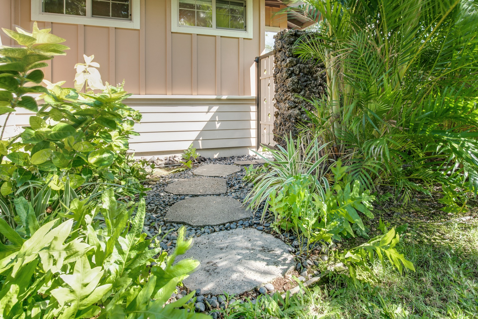 Kamuela Vacation Rentals, Kulalani 1701 at Mauna Lani - Secret Entrance to Private Outdoor Shower