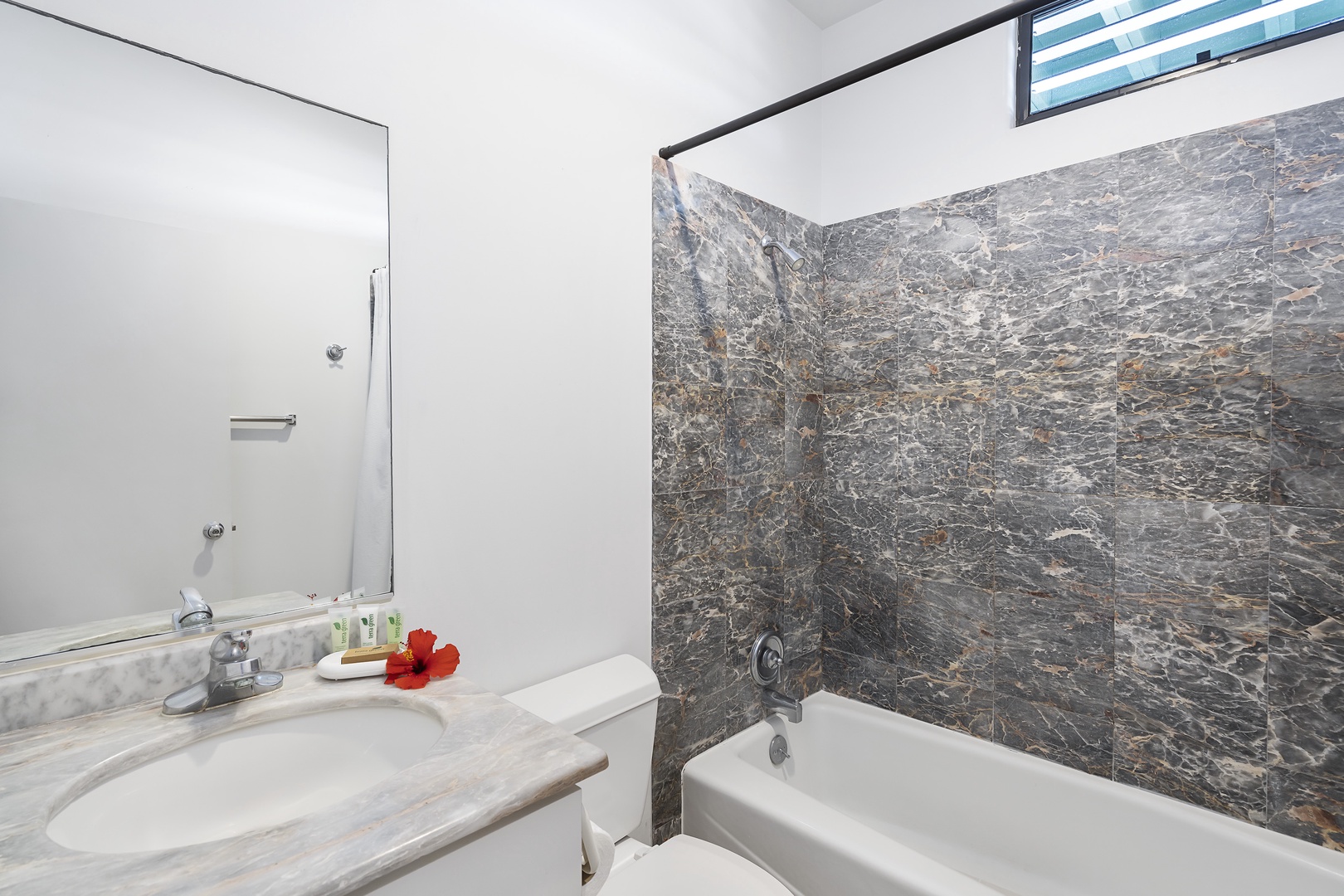 Kailua Kona Vacation Rentals, Ho'o Maluhia - Guest bathroom with Tub/shower combo