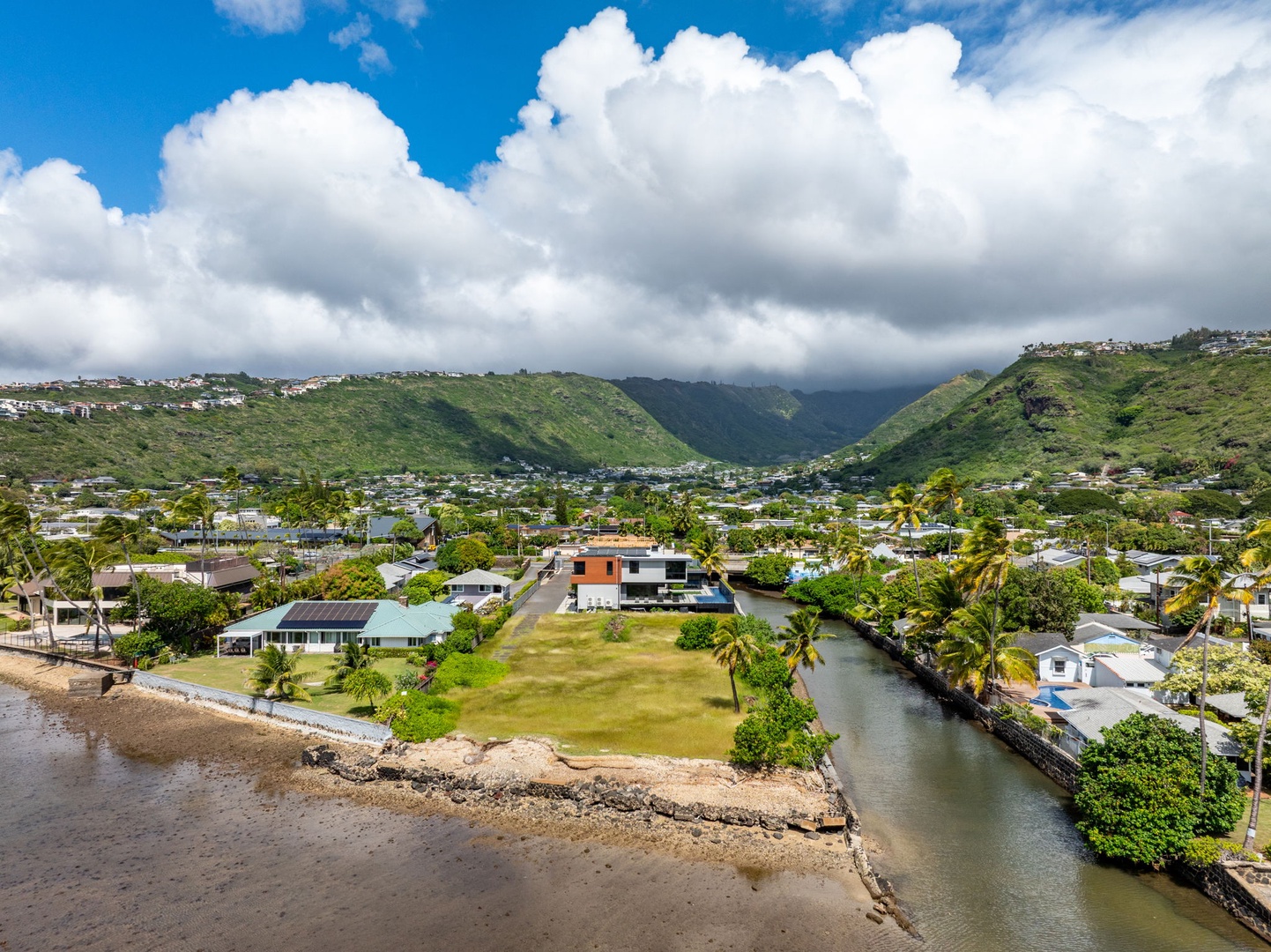 Honolulu Vacation Rentals, Ocean Villa Emilie - Tucked between emerald ridges and glistening shoreline, your luxury hideaway awaits in paradise.