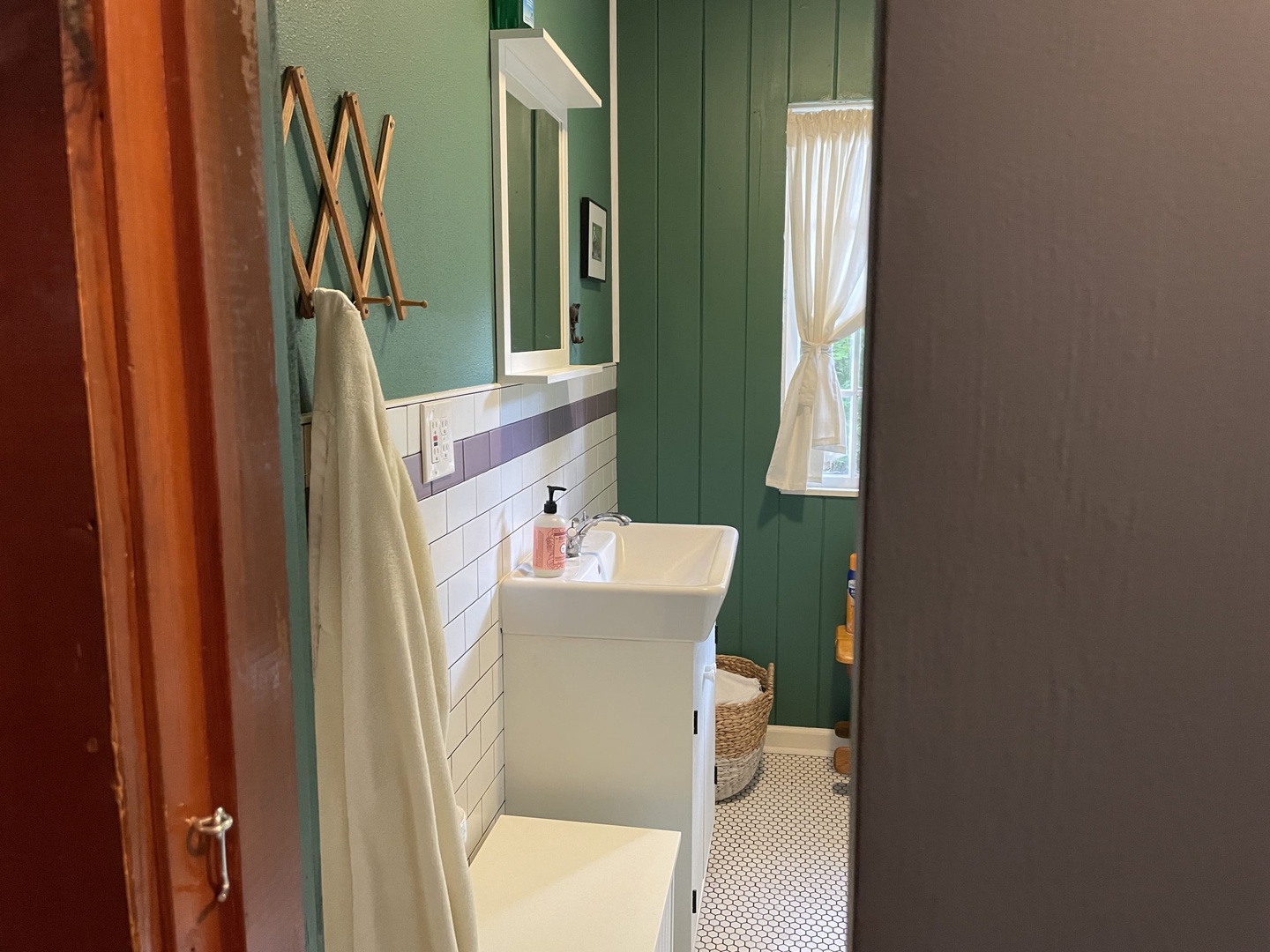 Brightwood Vacation Rentals, Springbrook Cabin - Newly remodeled bathroom