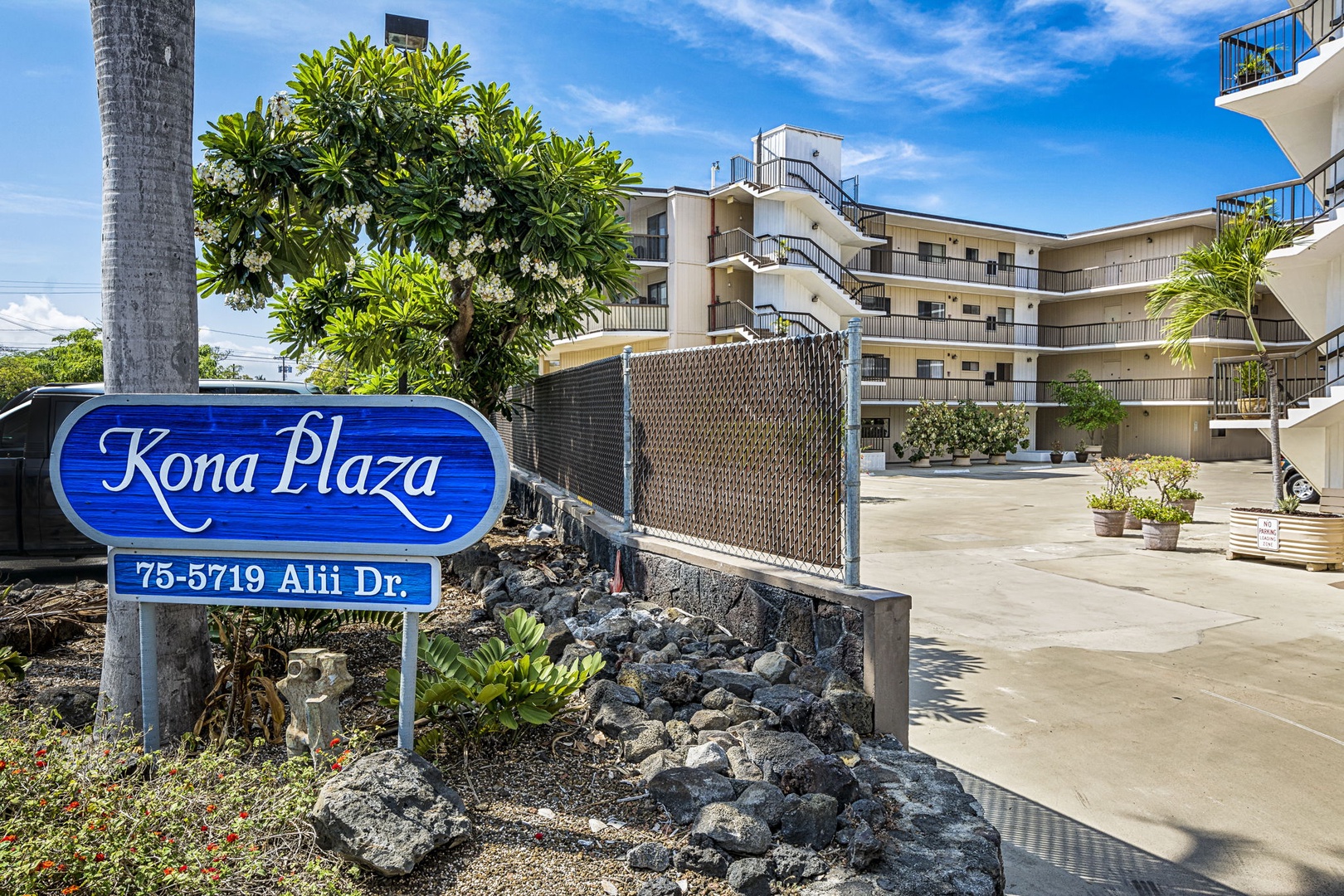 Kailua Kona Vacation Rentals, Kona Plaza 201 - Entrance to the Kona Plaza Complex, welcoming you to your tropical getaway.