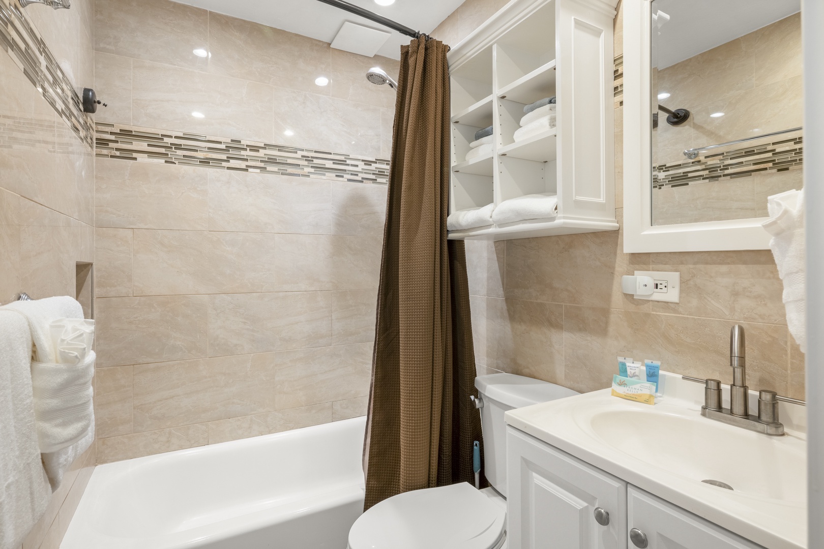 Lahaina Vacation Rentals, Polynesian Shores 114 - Rinse off the beach in the shower, then get ready for a dinner out.
