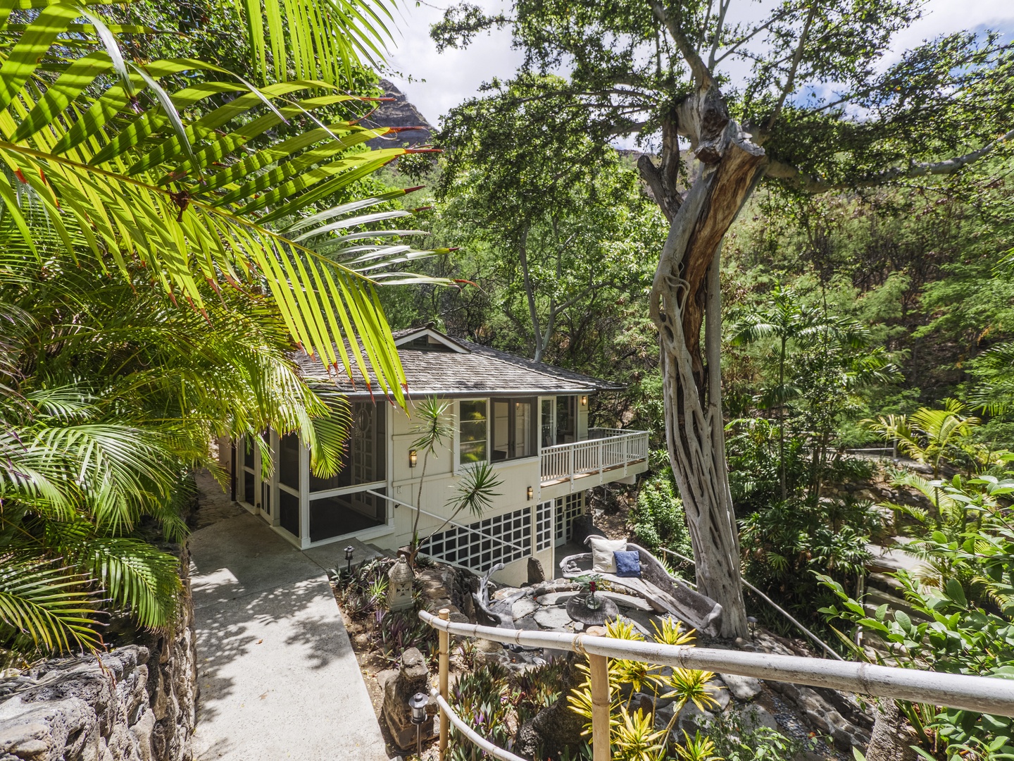 Honolulu Vacation Rentals, Diamond Head Bali Retreat** - Step into nature's embrace, surrounded by lush greenery and towering trees, with the melodic symphony of birdsongs serenading your senses.
