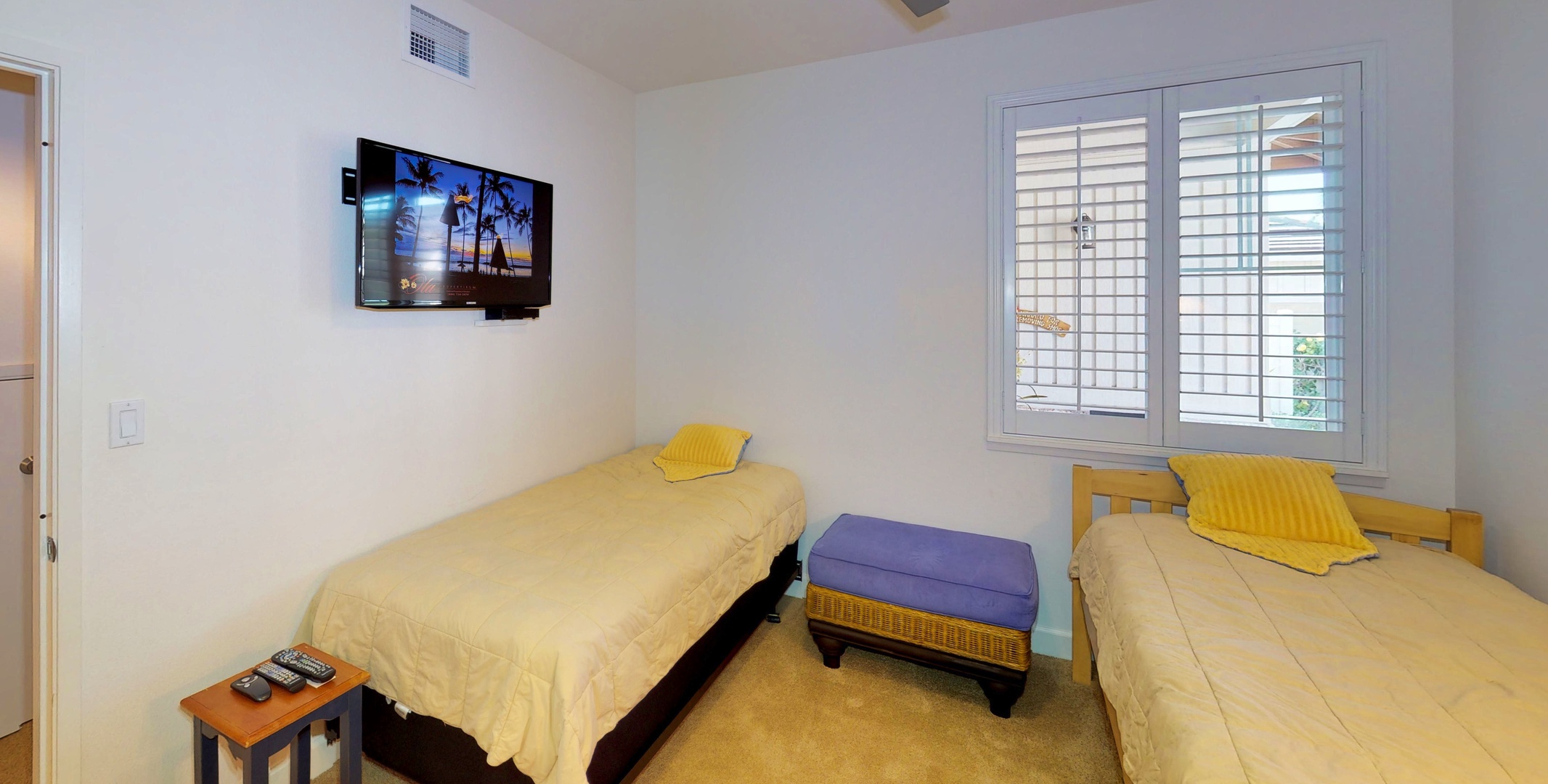 Kapolei Vacation Rentals, Ko Olina Kai Estate #17 - Twin beds in the main-level bedroom.