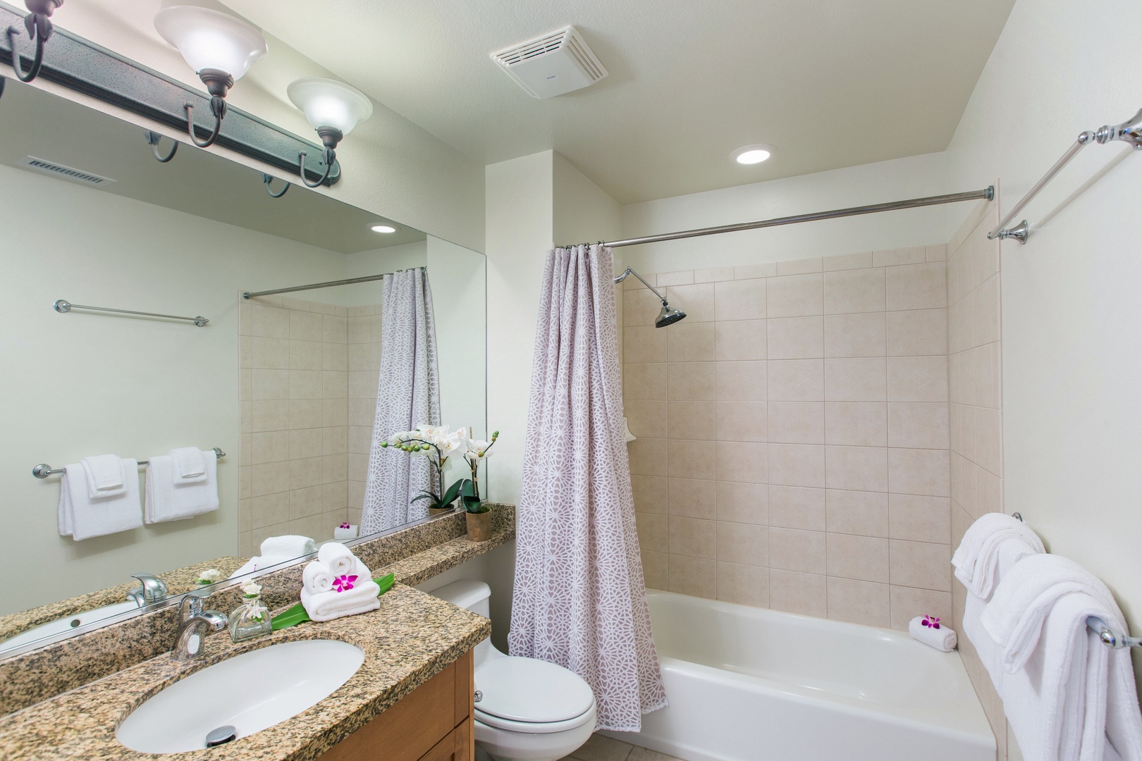 Honolulu Vacation Rentals, Ohana Kai - Second-floor full bathroom for the twin bedroom and queen bedroom.