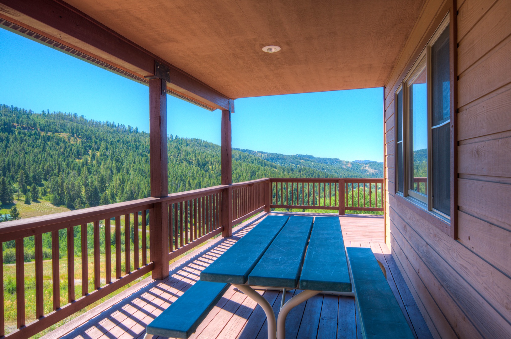 Bozeman Vacation Rentals, The Canyon Lookout - Lunch on the deck is a dream