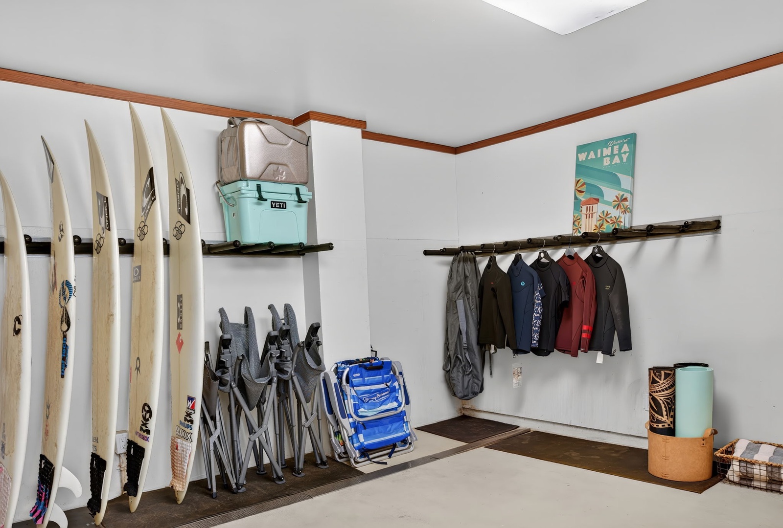 Haleiwa Vacation Rentals, HaleGator - Beach chairs, umbrellas, surfboards, and gear storage make it easy to enjoy everything the North Shore has to offer.