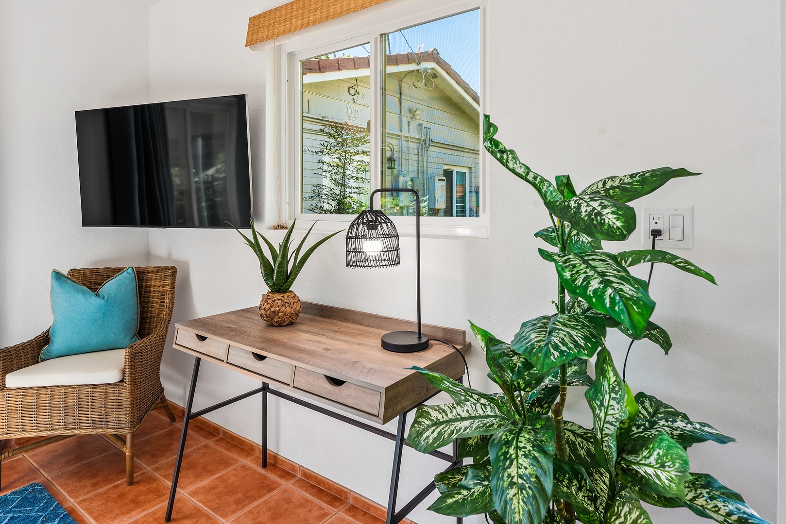 La Jolla Vacation Rentals, Hemingway's Beach House - Desk in the Suite bedroom