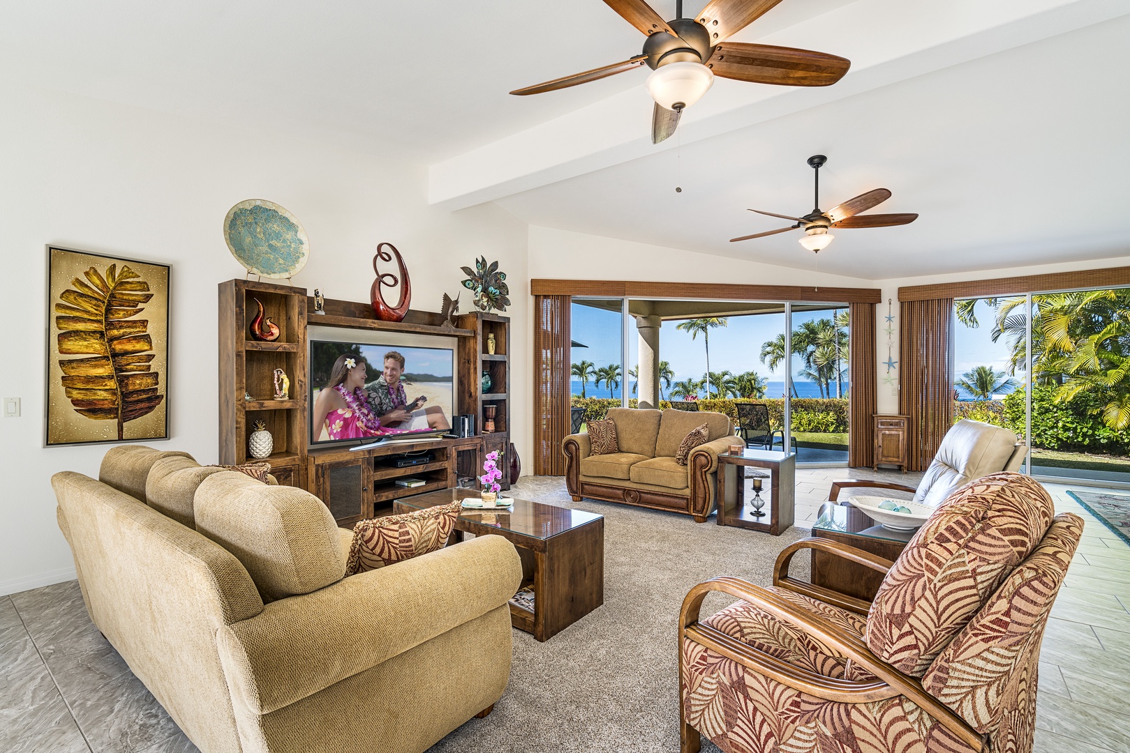 Kailua Kona Vacation Rentals, Maile Hale - Take you pick between watching the TV or the beautiful coastline