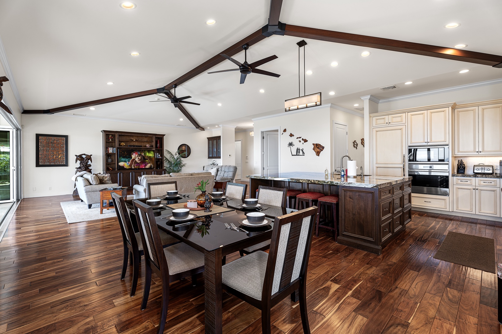 Kailua Kona Vacation Rentals, Ohana le'ale'a - Elegant dining area – Gather for meals in a bright, open-concept space.