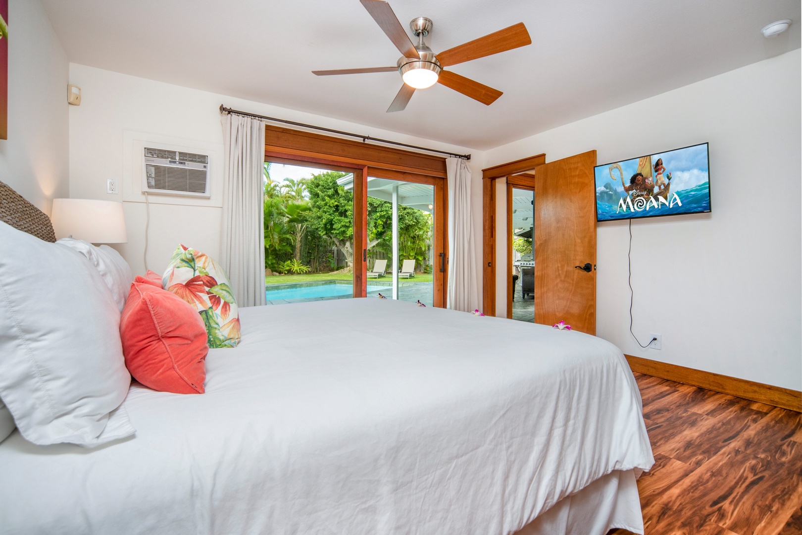 Honolulu Vacation Rentals, Hale Niuiki - King bedroom off the pool deck.