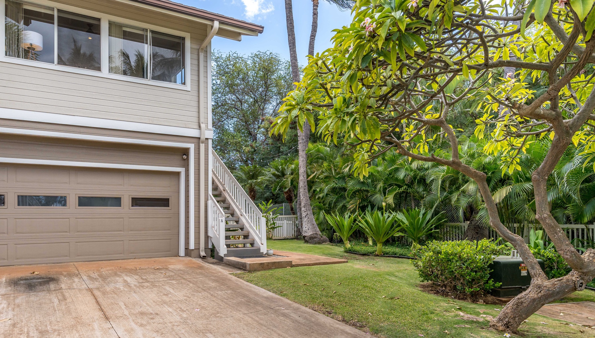 Kapolei Vacation Rentals, Fairways at Ko Olina 4A - The driveway and garage.