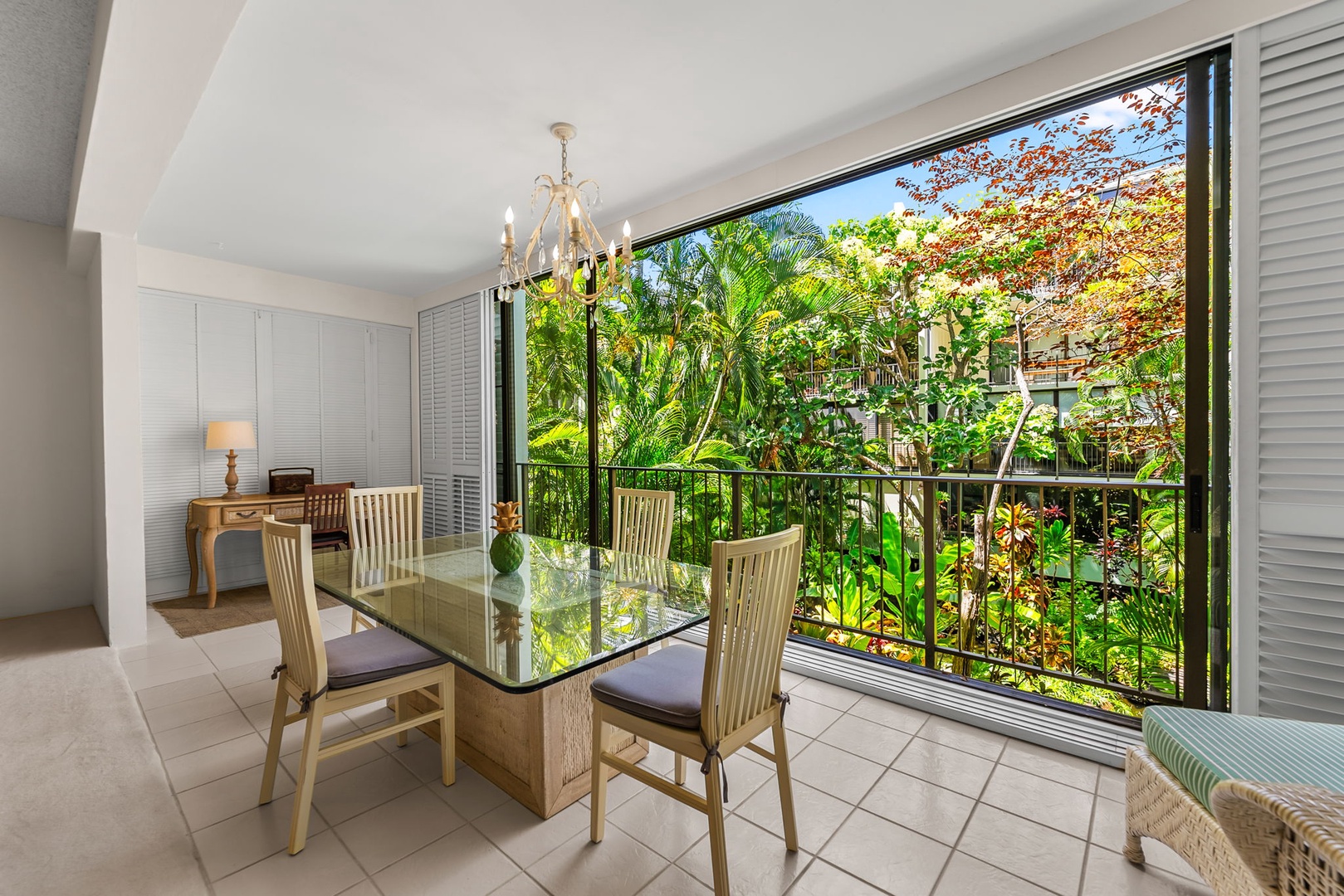 Honolulu Vacation Rentals, Kahala Beachfront Villa - Gather and dine with a view to the tropical gardens!