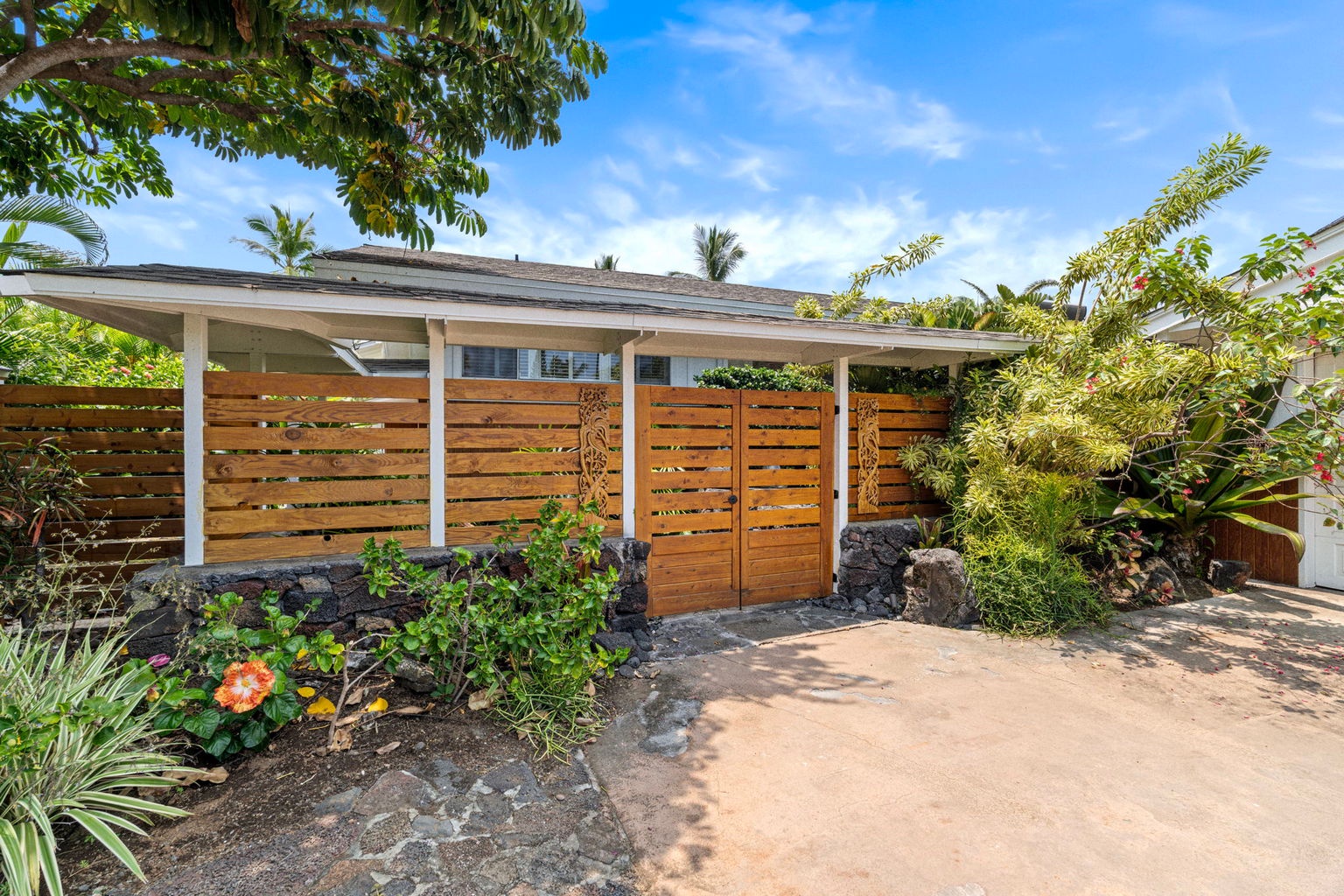 Kailua Kona Vacation Rentals, Manukai Hale - Steps from the driveway to the front entry