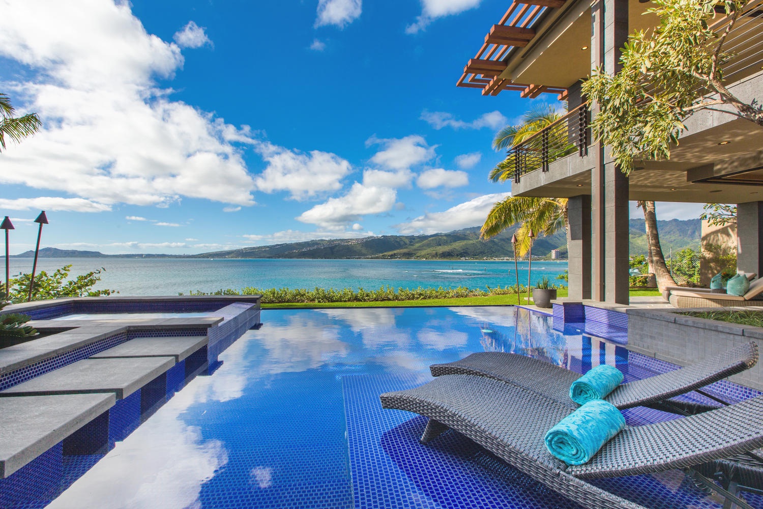 Honolulu Vacation Rentals, Ocean House - Infinity pool with chaise lounge chairs.