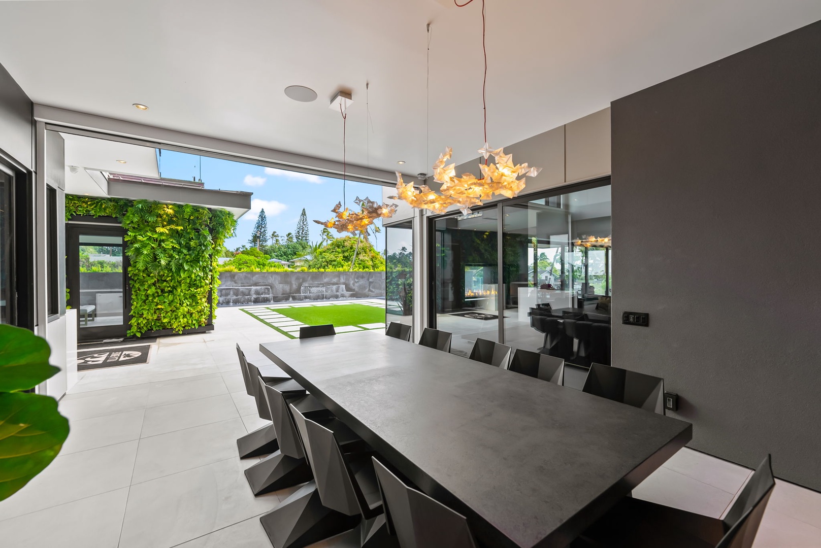 Honolulu Vacation Rentals, Ocean Villa 3 Bedroom - Enough seating to host everyone, dine in the soft natural light.