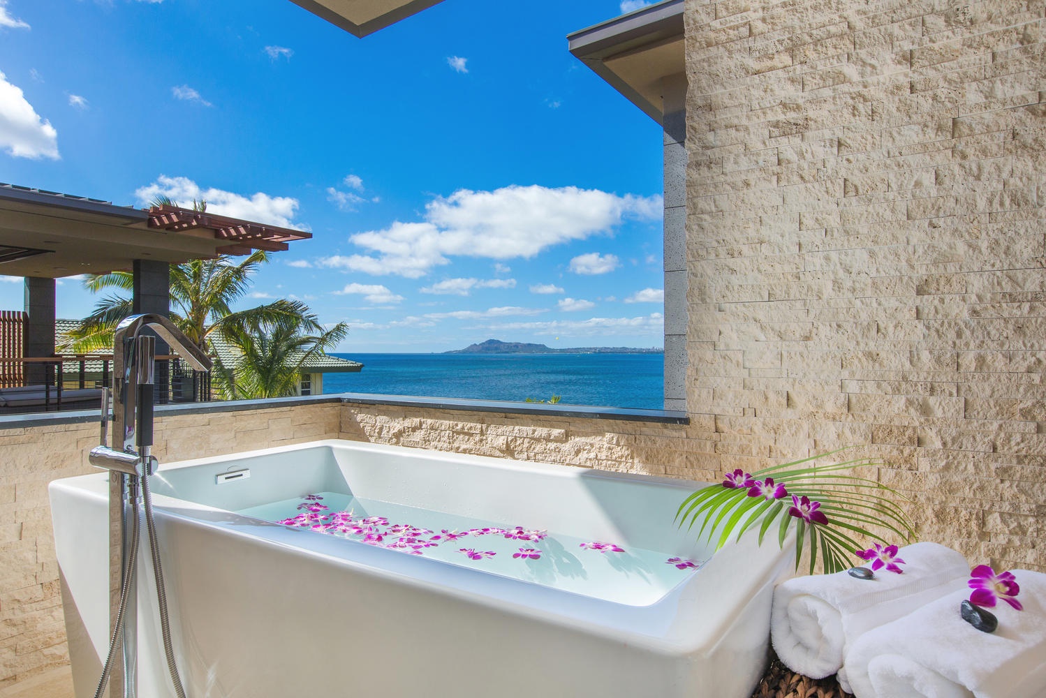 Honolulu Vacation Rentals, Ocean House - Primary bathroom tub.
