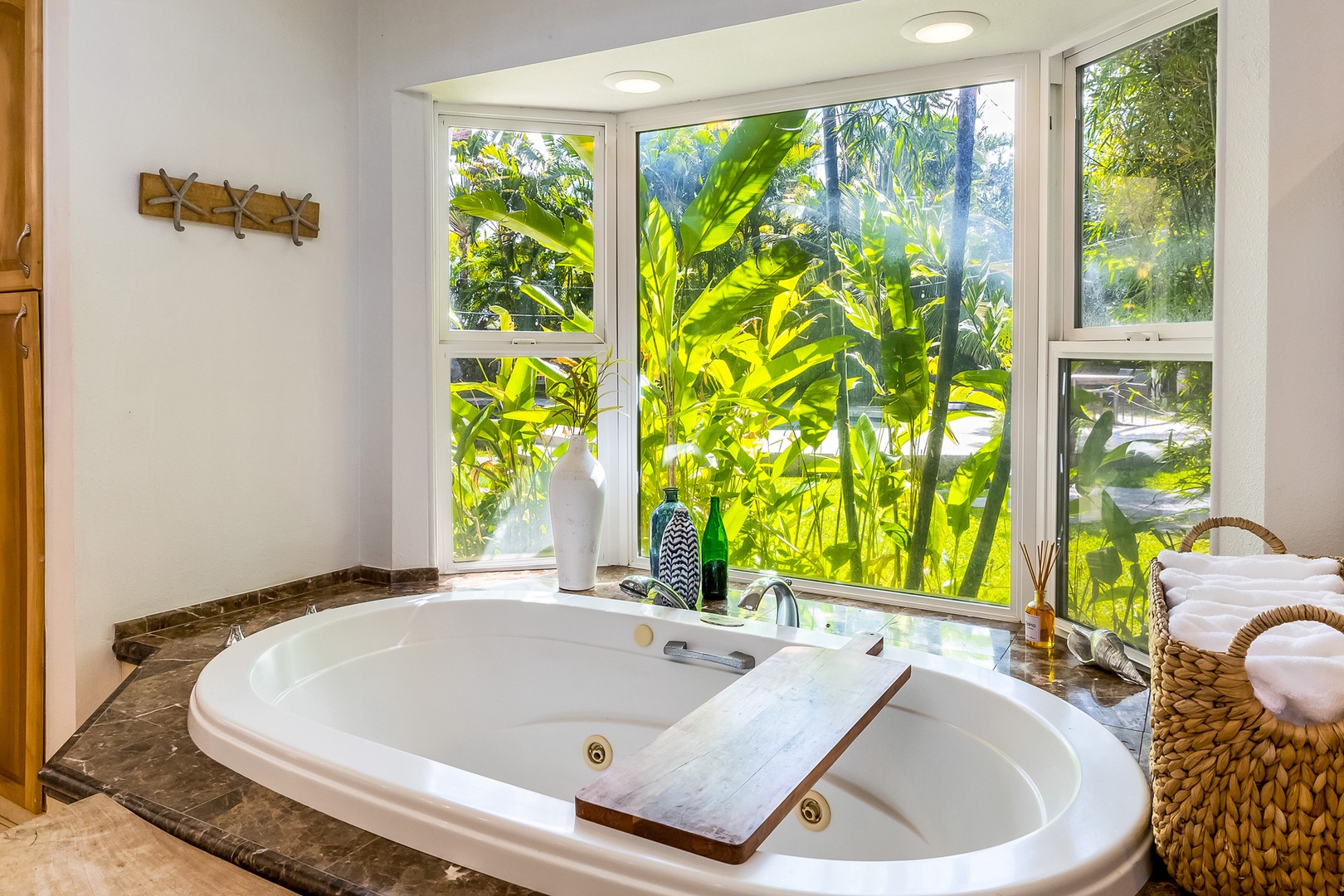Honolulu Vacation Rentals, Hale Ho'omaha - Plus, there's beautiful views of the lush, tropical greenery offering serenity