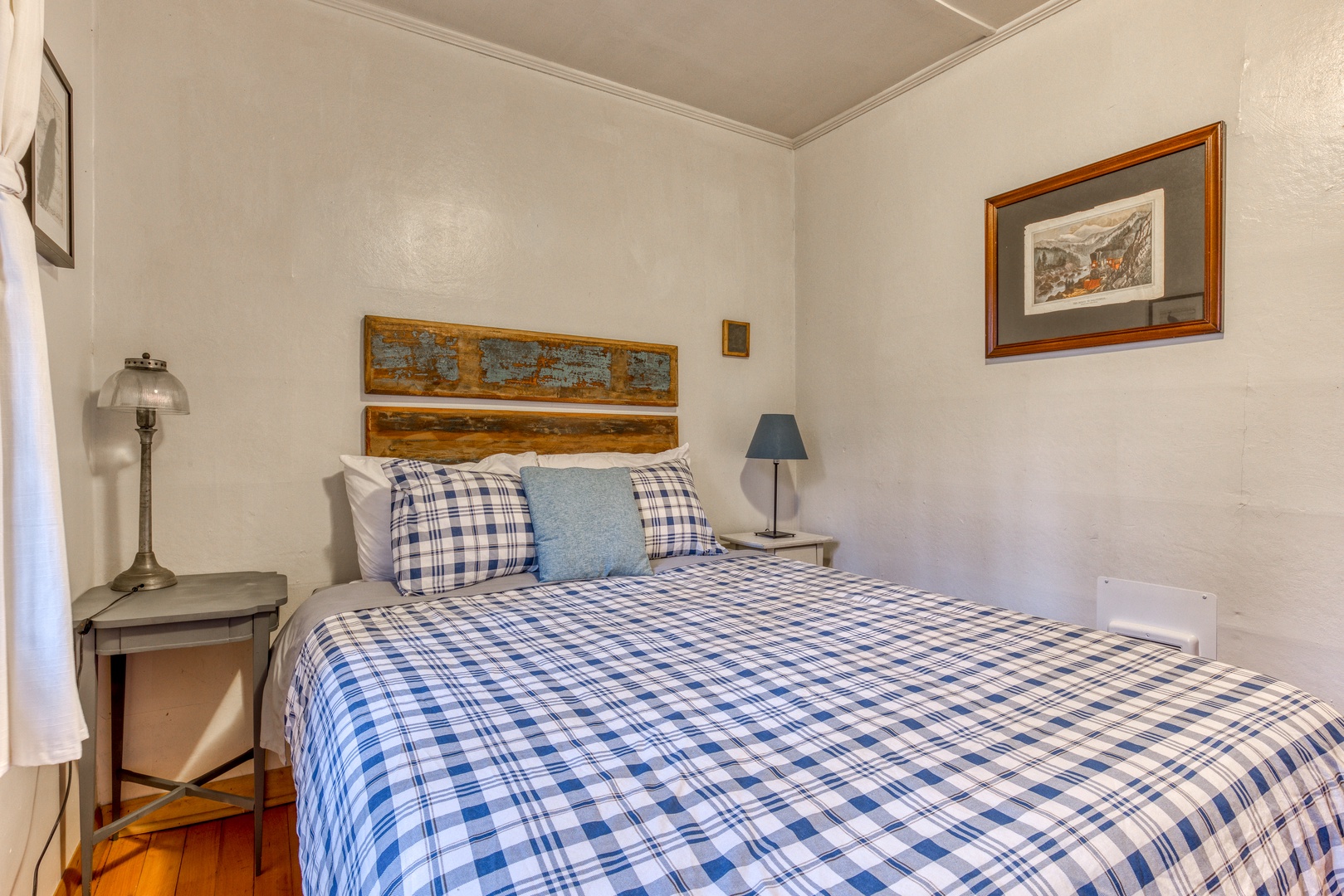 Brightwood Vacation Rentals, Springbrook Cabin - Guest bedroom with queen bed