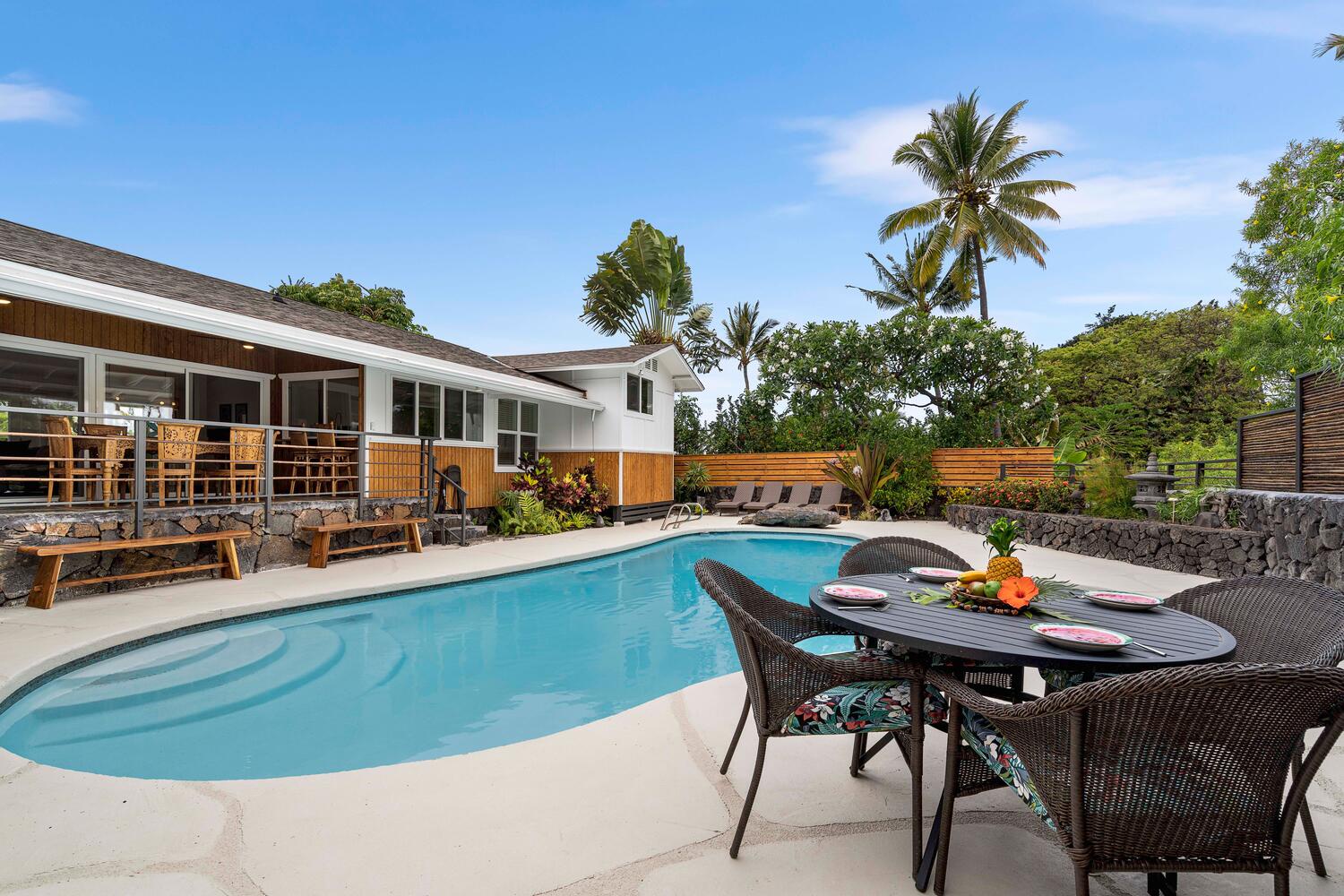 Kailua Kona Vacation Rentals, Manukai Hale - Dine al fresco poolside with a cool drink!