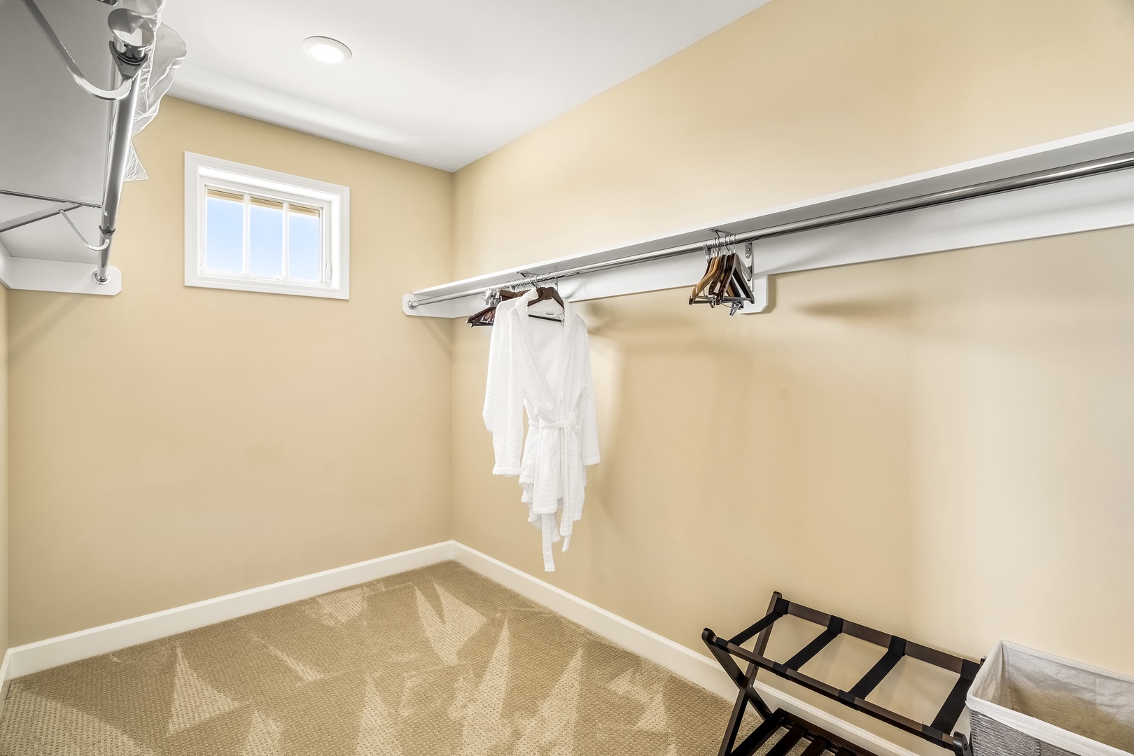 Kailua Kona Vacation Rentals, Golf Green - Primary bedroom closet with robes!