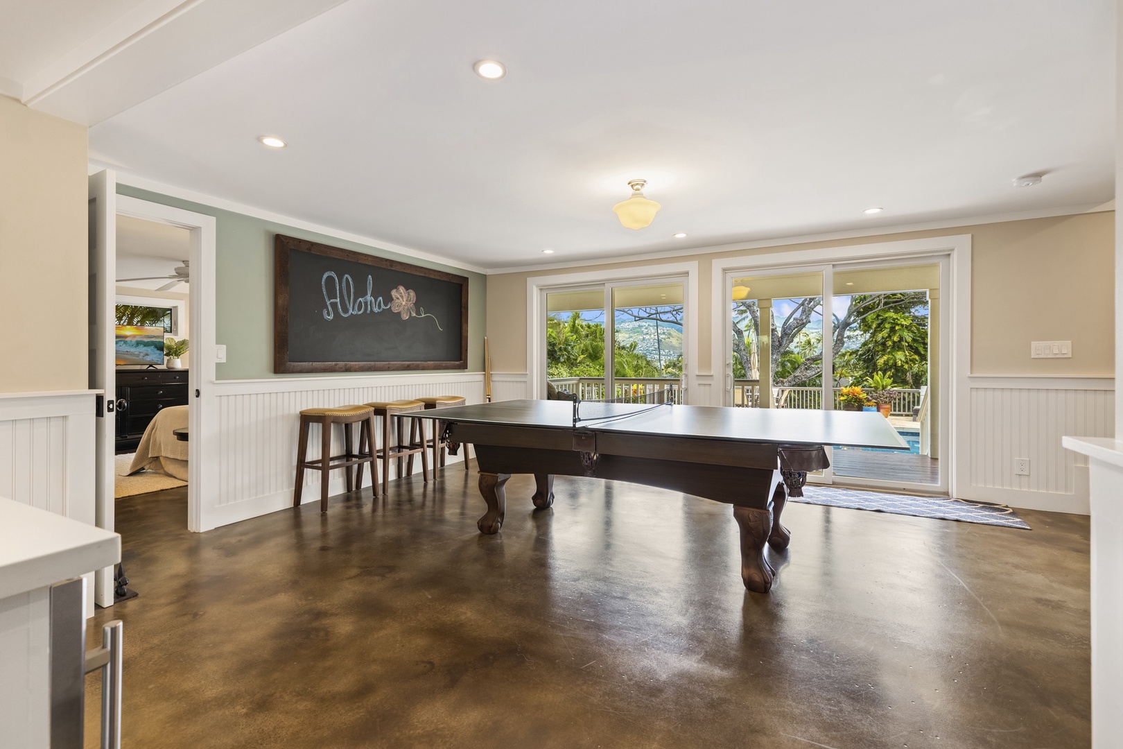 Honolulu Vacation Rentals, Hale Le'ahi - Downstairs pool room and bar have direct access to the deck and pool area