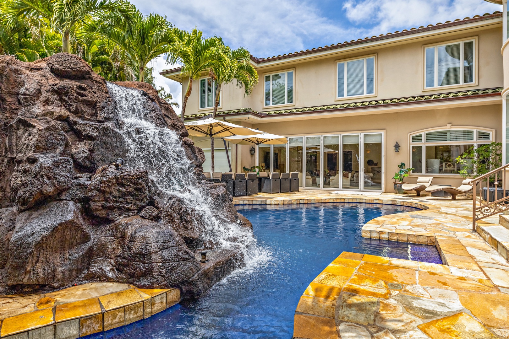 Honolulu Vacation Rentals, La Villa Kahala - Beautiful waterfall into the private pool
