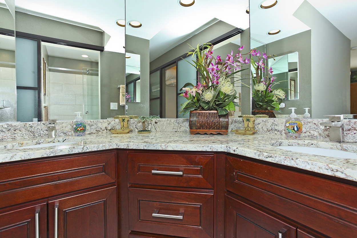 Kapolei Vacation Rentals, Fairways at Ko Olina 22H - The primary guest bathroom is a luxurious full bathroom.