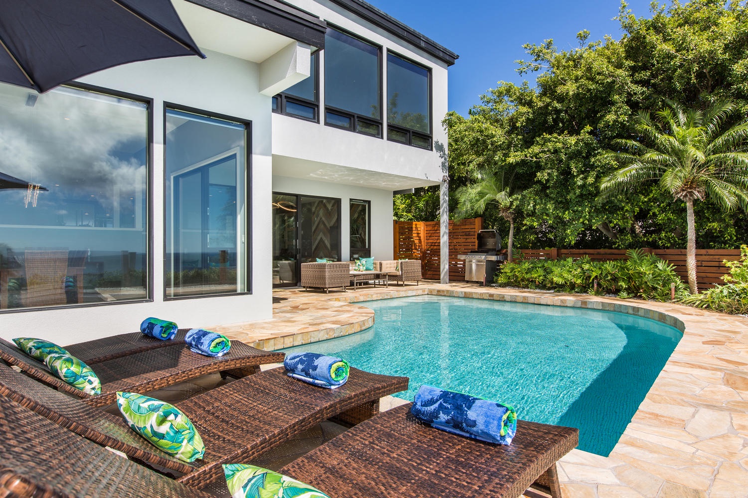 Honolulu Vacation Rentals, Aloha Nalu - Take a dip in the crystal clear pool.