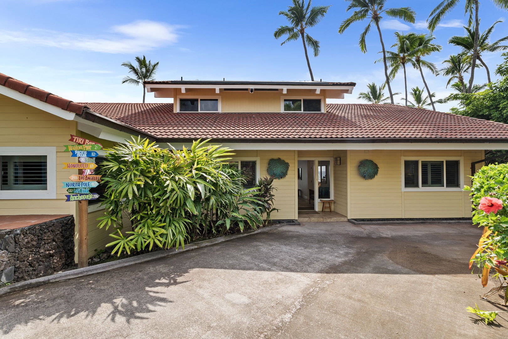 Kailua Kona Vacation Rentals, Hale Pua - Arrive to a quiet, tropical setting that welcomes you into your island stay.