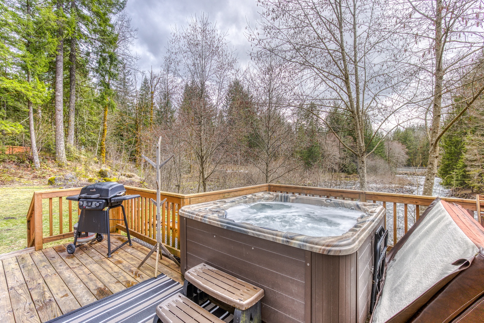 Rhododendron Vacation Rentals, Riverbend Cabin #2 - 