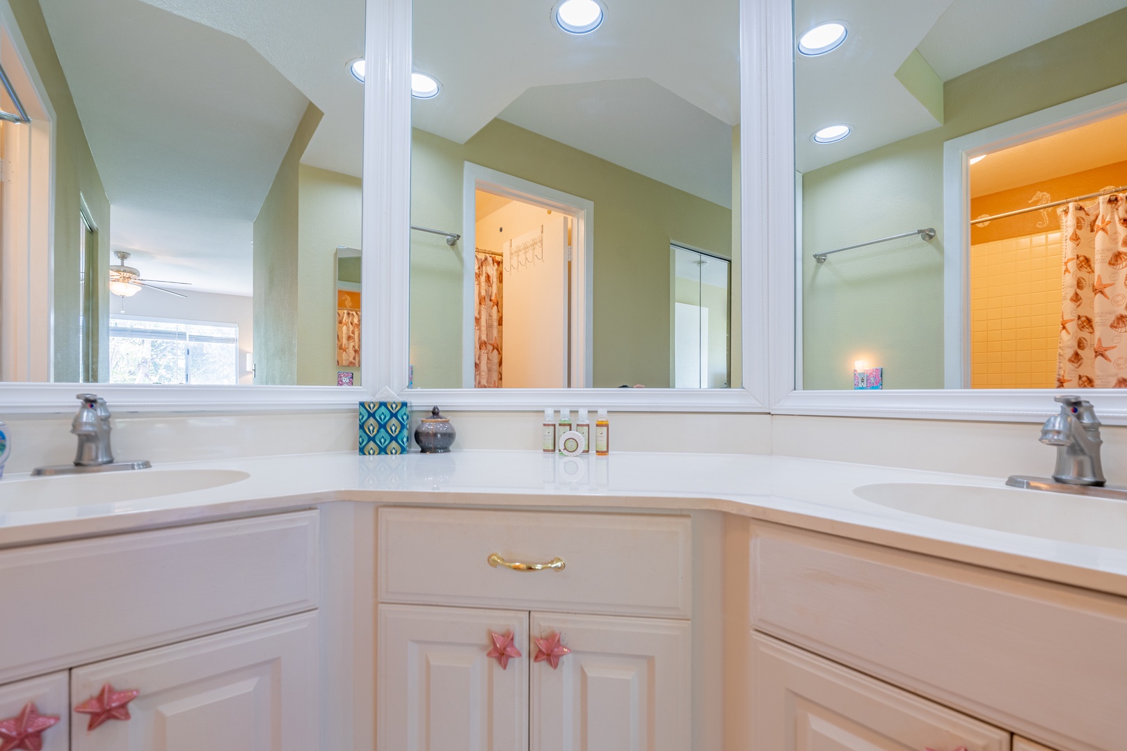 Kapolei Vacation Rentals, Fairways at Ko Olina 8G - Enjoy the spacious bathroom with dual sinks, perfect for getting ready together in this bright, elegantly designed space.