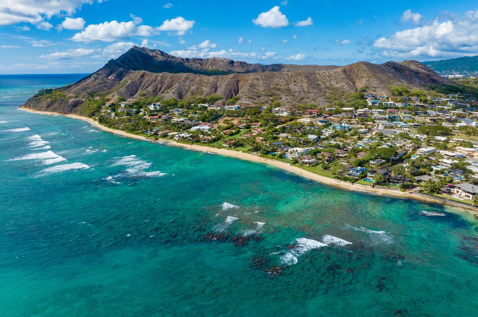 Honolulu Vacation Rentals, Diamond Head Grand Escape - Take in the beauty of Diamond Head’s iconic silhouette along the vibrant south shore.