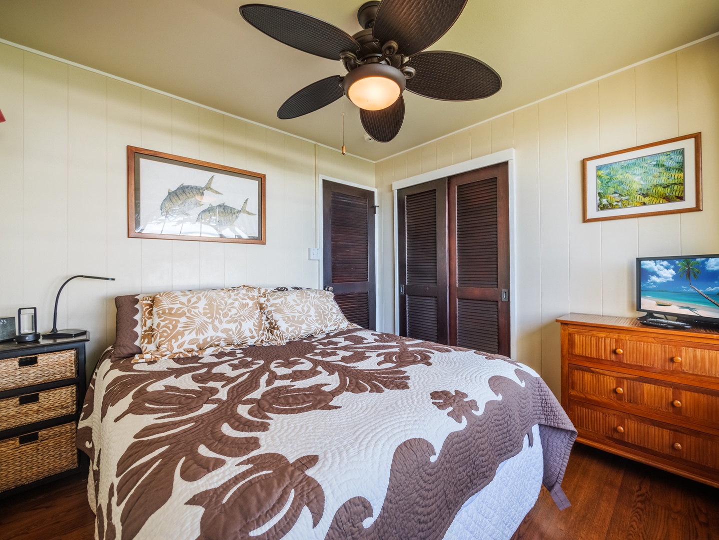 Haleiwa Vacation Rentals, Sunset Point Hawaiian Beachfront** - Guest bedroom with a plush king bed.