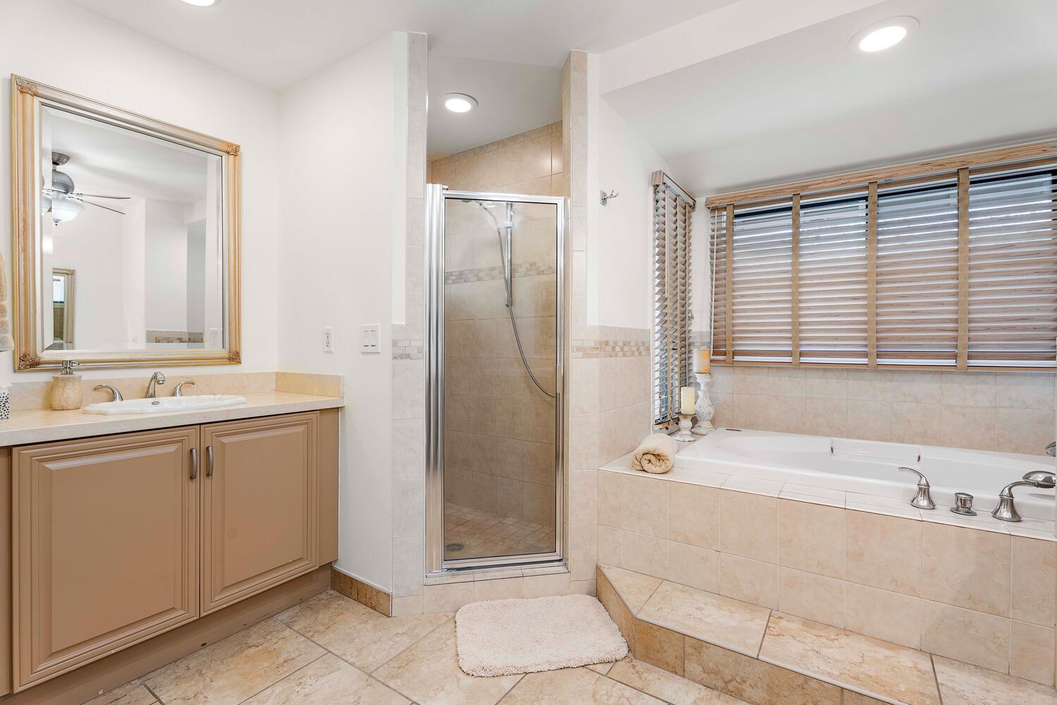 Kailua Kona Vacation Rentals, Kona Dreams - The primary ensuite bath has a separate walk-in shower.