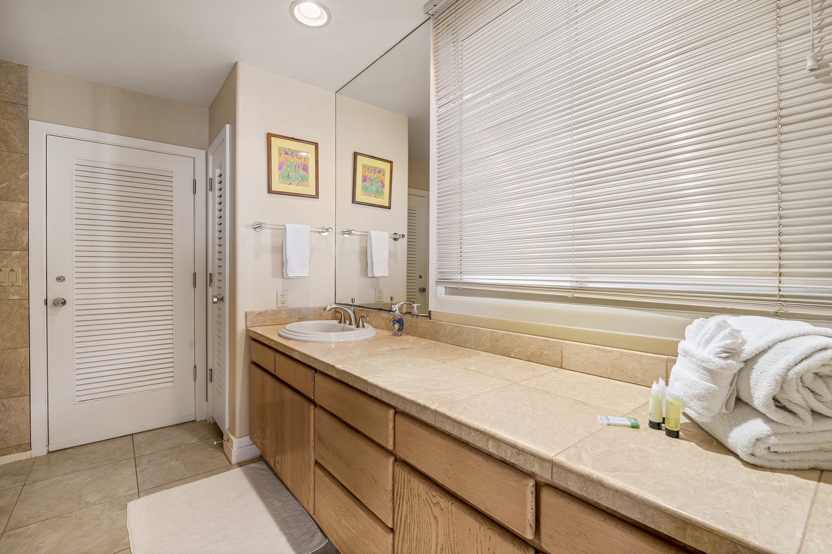 Kailua Kona Vacation Rentals, Ali'i Point #12 - Convenient ensuite to the guest bedroom