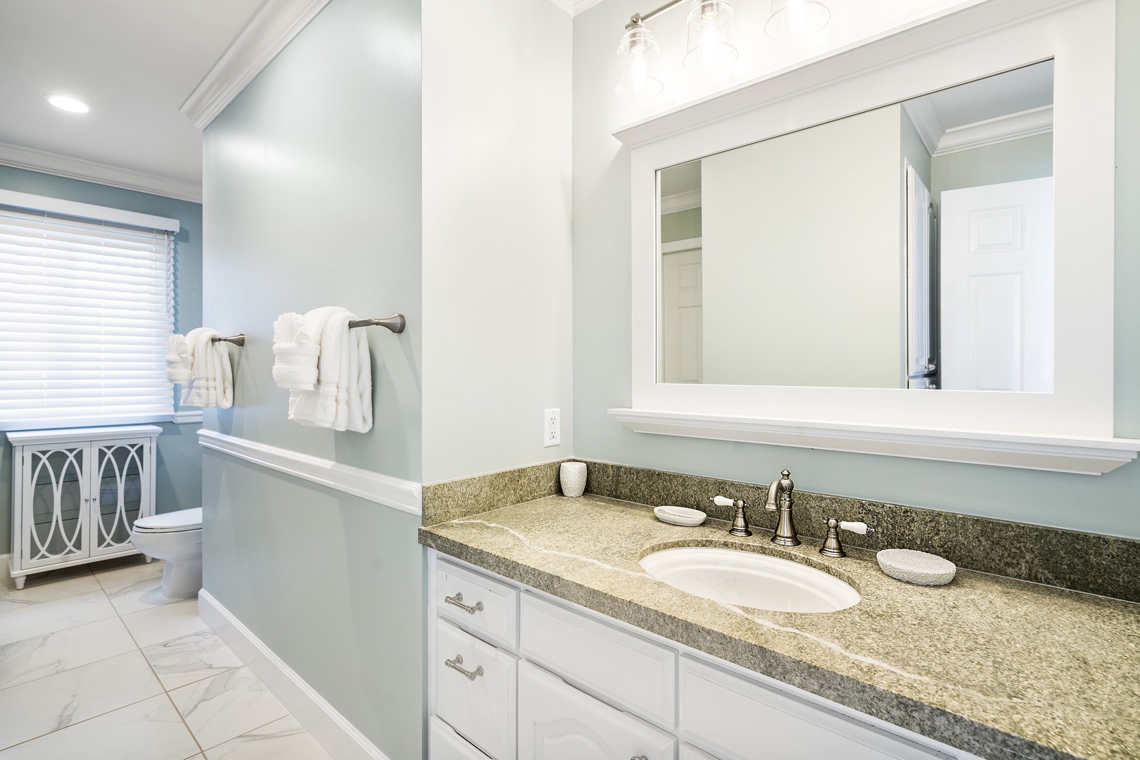 Kailua Kona Vacation Rentals, Dolphin Manor - Hall bathroom