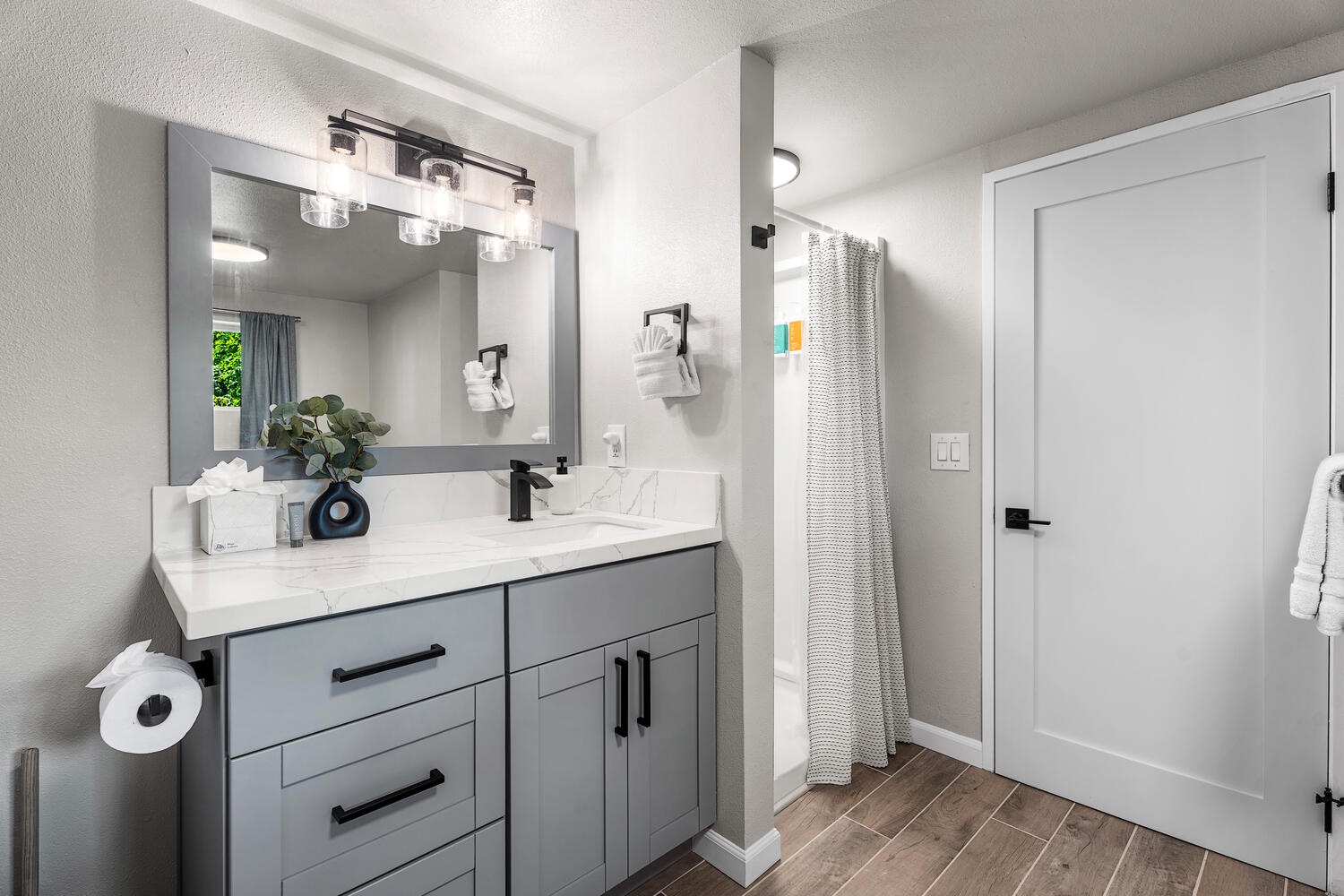 Kailua Kona Vacation Rentals, Honl's Beach Hale (Big Island) - Ensuite vanity with sleek finishes and plenty of counter space.