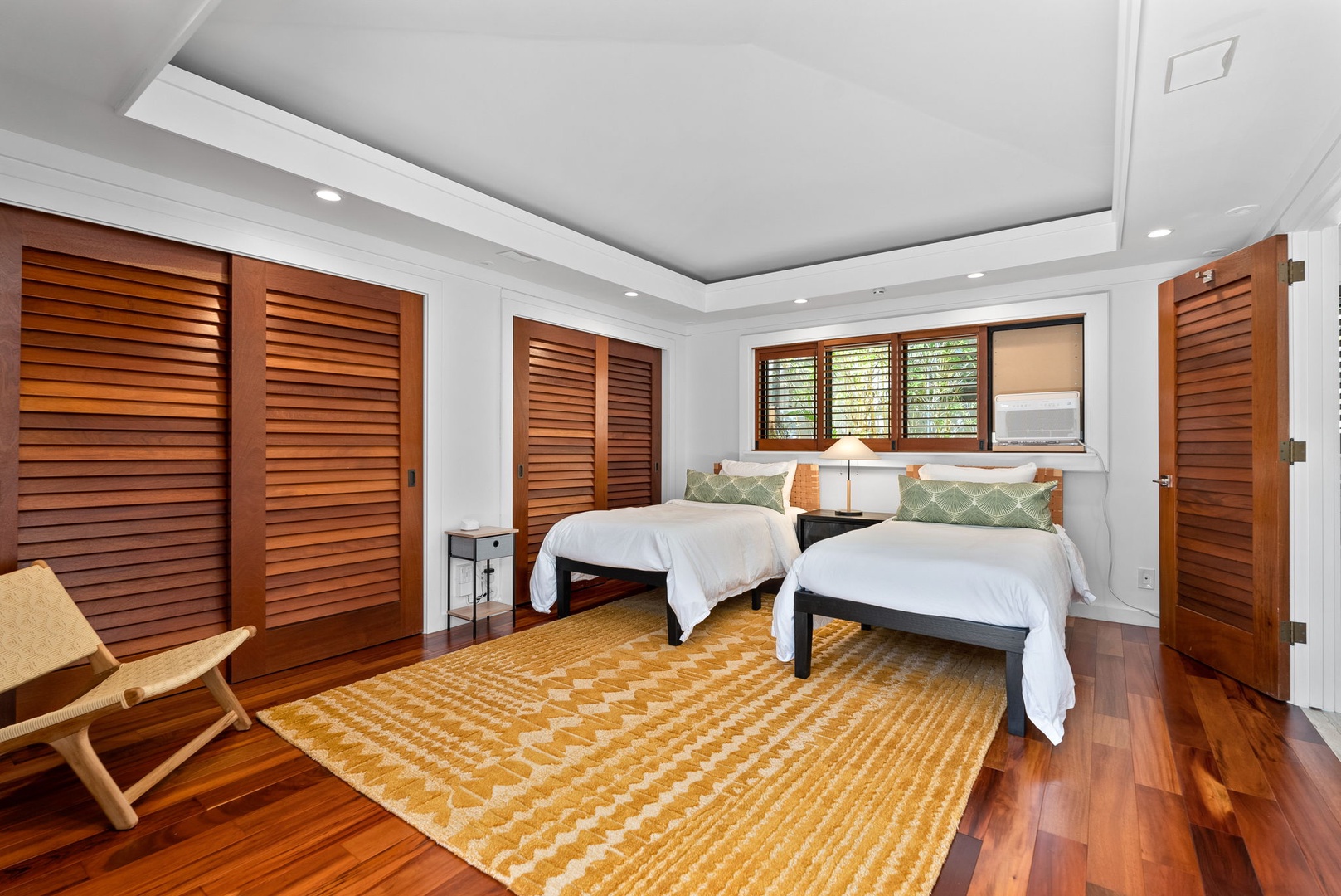 Honolulu Vacation Rentals, The Lagoon House 3BR - Twin bedroom with rich wood floors, louvered closets, and a calm, balanced layout.