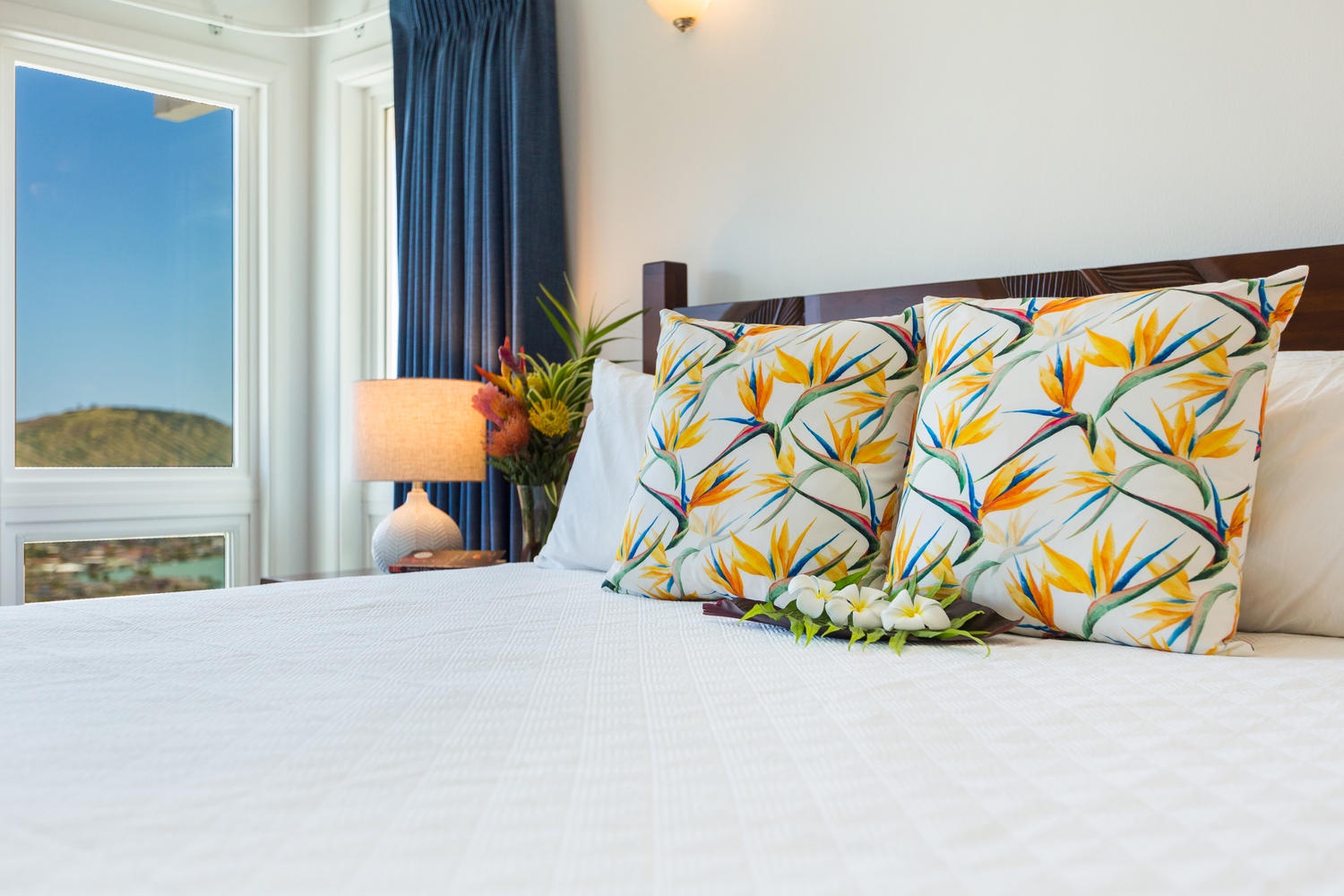 Honolulu Vacation Rentals, Makani Lani - Primary bed with fine linens.