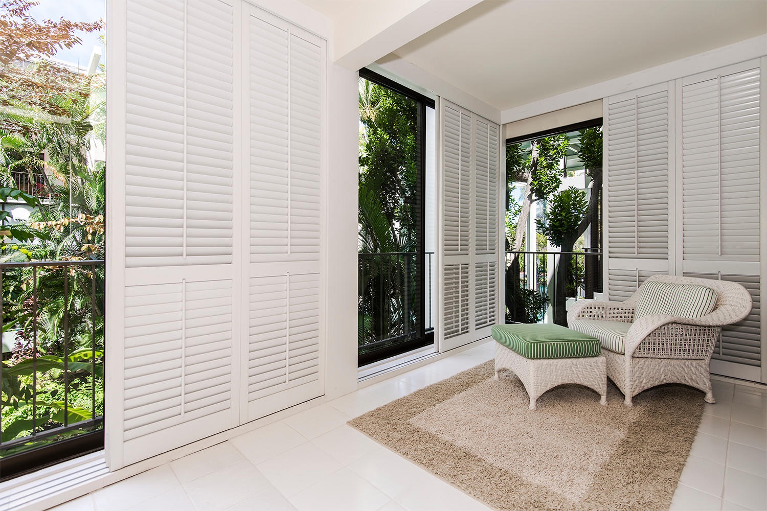 Honolulu Vacation Rentals, Kahala Beachfront Villa - A nice spot to read a good book in the afternoon on the private lanai.