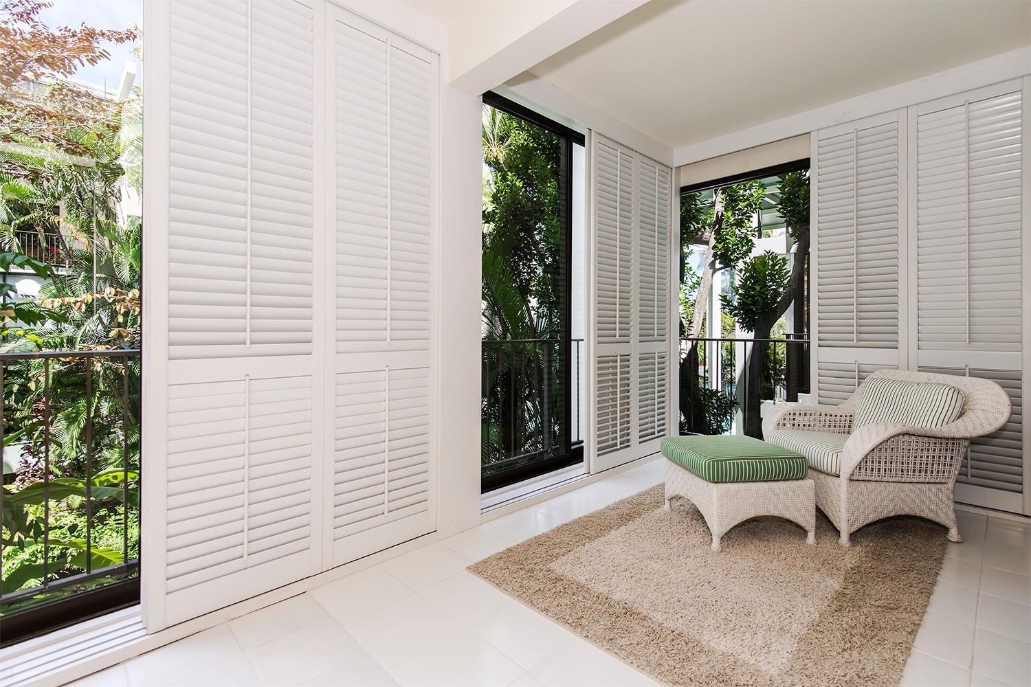 Honolulu Vacation Rentals, Kahala Beachfront Villa - Enjoy a good book in this cozy reading nook with garden views.