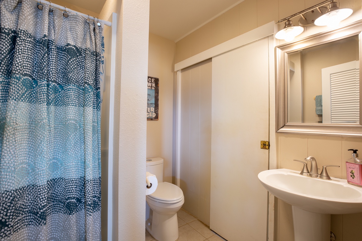 Kailua Kona Vacation Rentals, Honl's Beach Hale (Big Island) - jack-jill bathroom 2nd bedroom