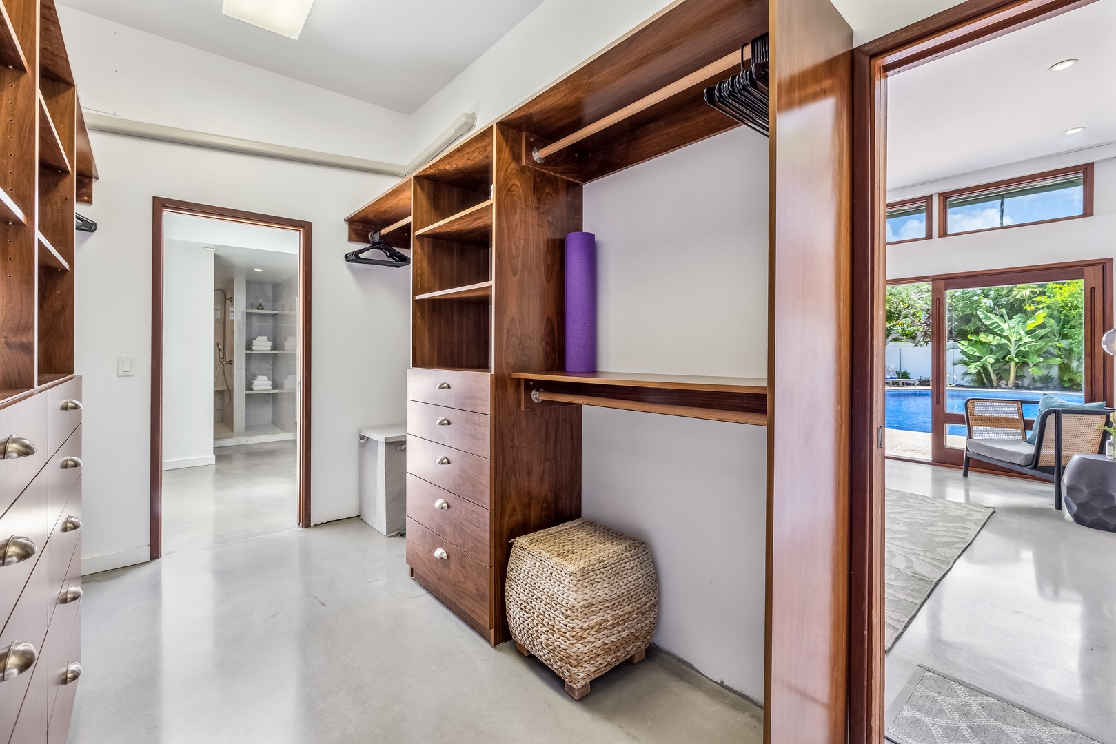 Kailua Vacation Rentals, Lokomaika'i Kailua - Primary walk in closet