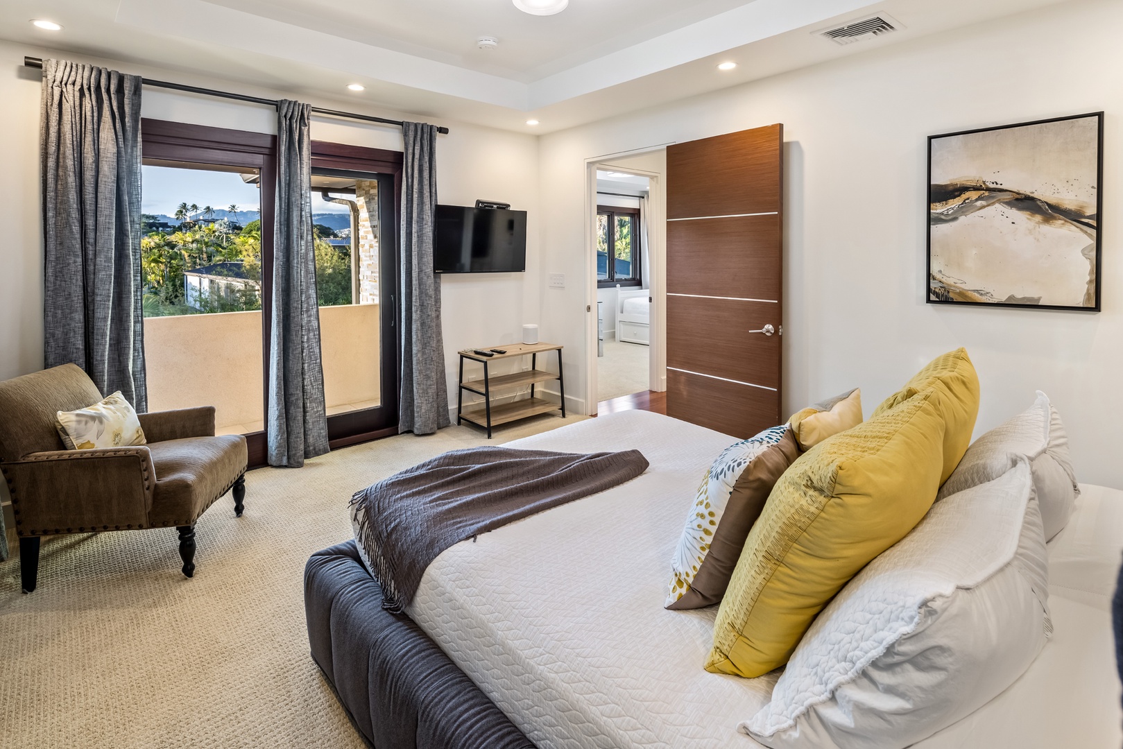 Honolulu Vacation Rentals, Kahala Grand Splendor - Cozy guest bedroom with plush bedding and garden views.