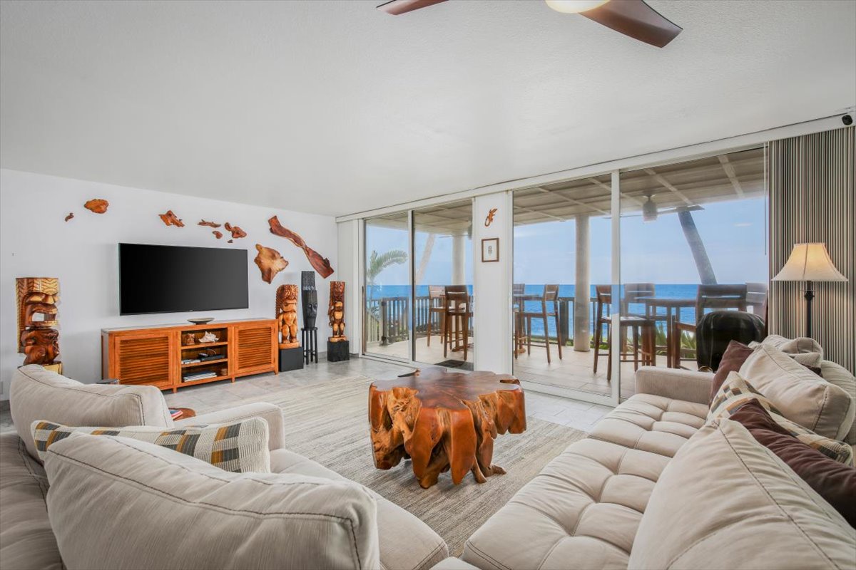 Kailua Kona Vacation Rentals, Hale Kai O'Kona #7 - Ornately decorated Living room with space for the whole group!