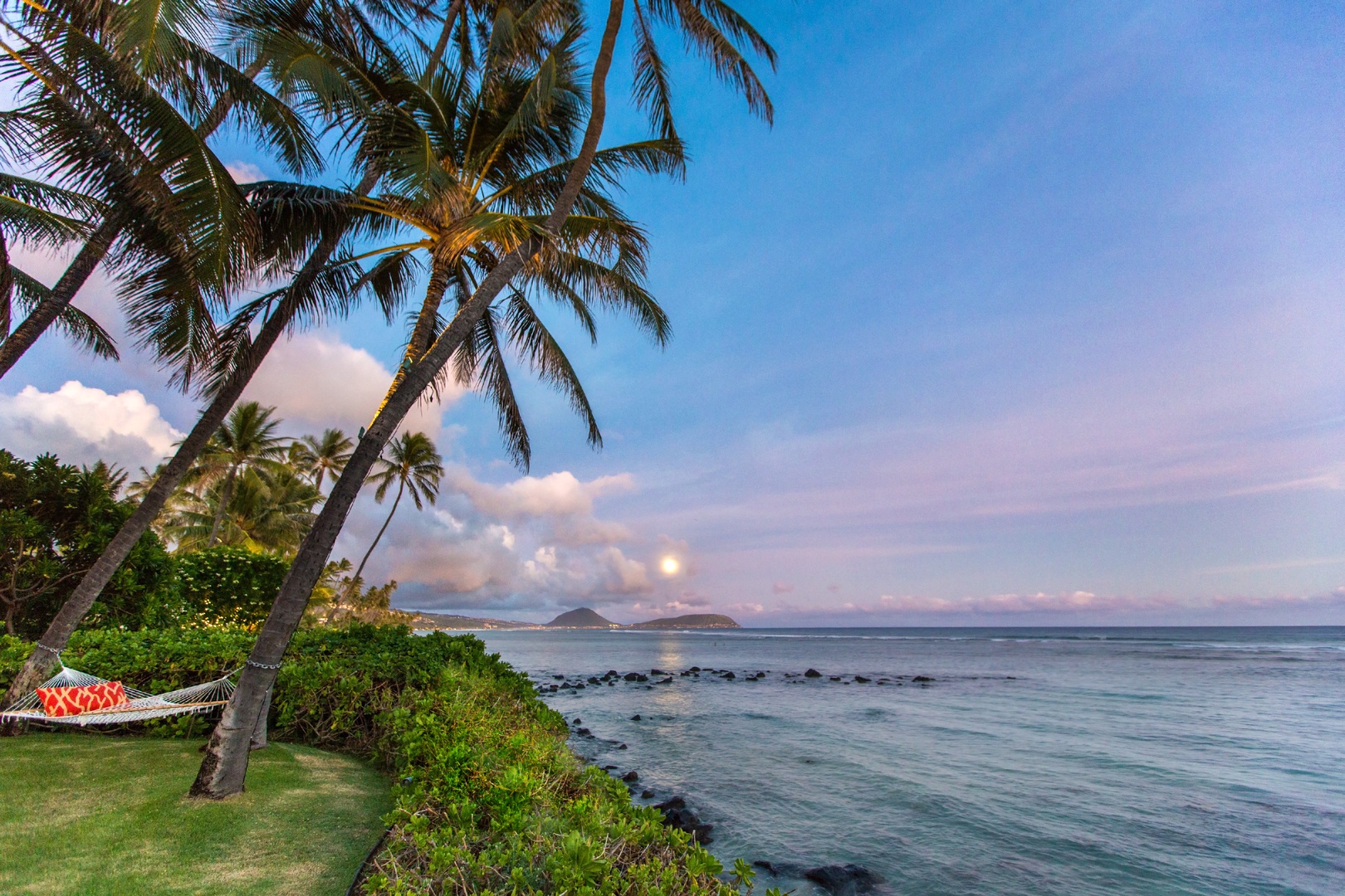 Honolulu Vacation Rentals, Banyan House - Oceanside Yard with Moonrise