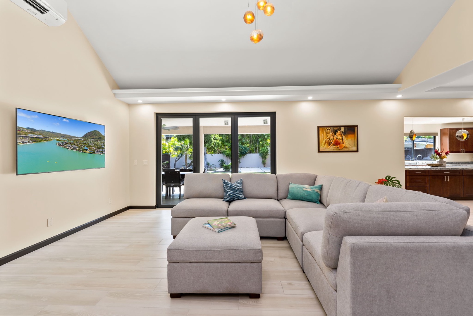 Honolulu Vacation Rentals, Kahala Zen - Elegant living space with modern finishes and plenty of seating.